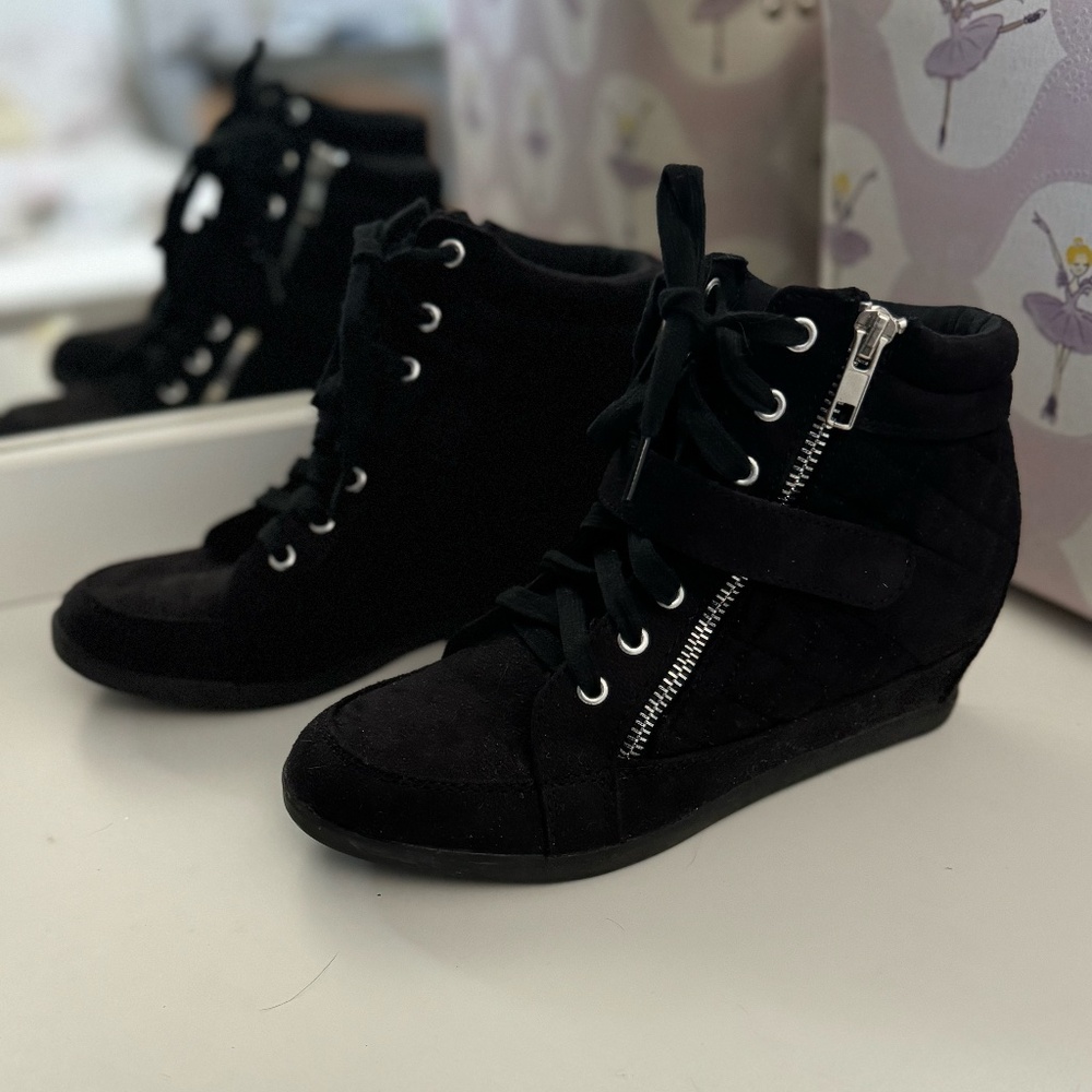 Justice - Girl's Lace Up Wedge High Top Sneakers with 1" Heel - US 6 - Black